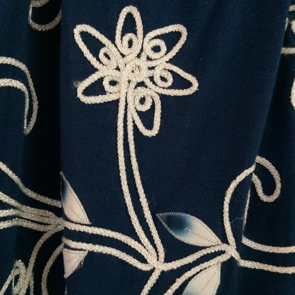 Blue floral embroidery peasant top XL - Picture 5 of 8